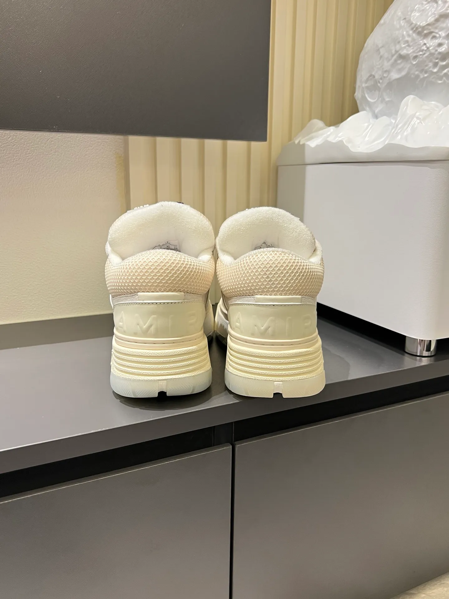 Men's shoes 💰p680 [AMIRI] 2025 spring and summer series new sneakers, new 🆕 bread shoes, bread shoes have a very special big tongue design, thickened outsole, rounded toe, oversized rubber sole and perforated star details, whoever wears them will look better! The appearance is responsible, the feet are retro and handsome! Size: 38-45